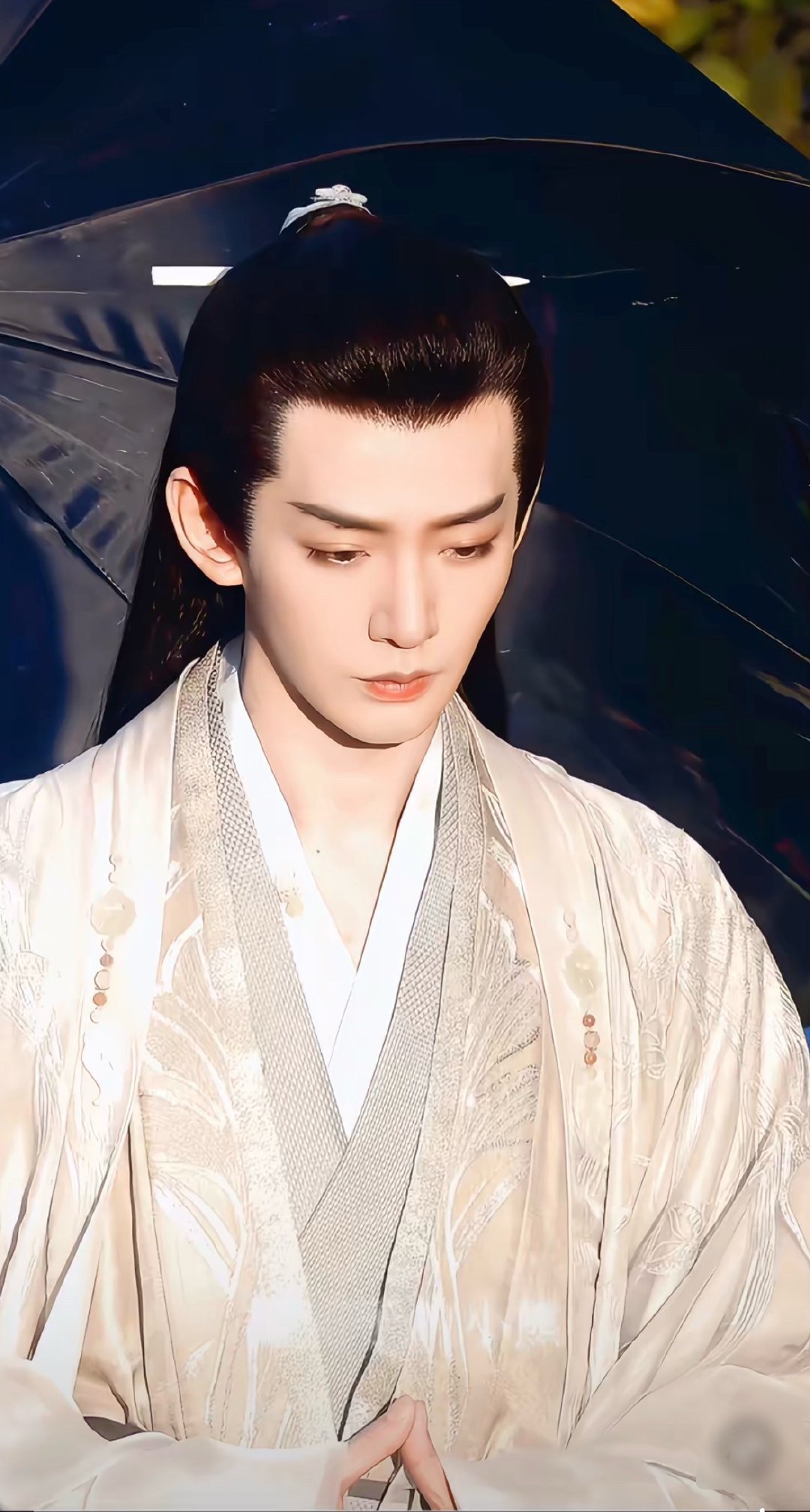 郑适  晚霞代替落日说晚安 温柔的月亮洒在枕头旁边 代替我说话 明天也爱你