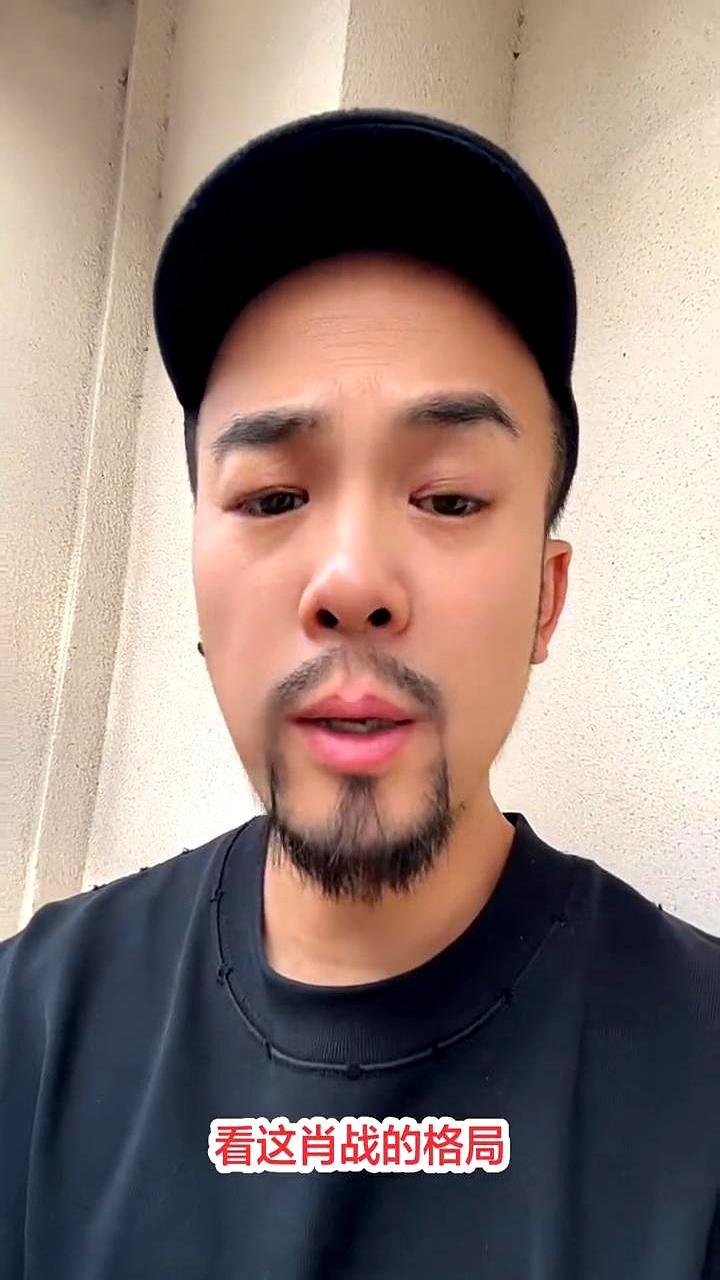 微博King的沙发空着，他站了四小时。
 
他的名牌被工作人员从第二排的三人沙发