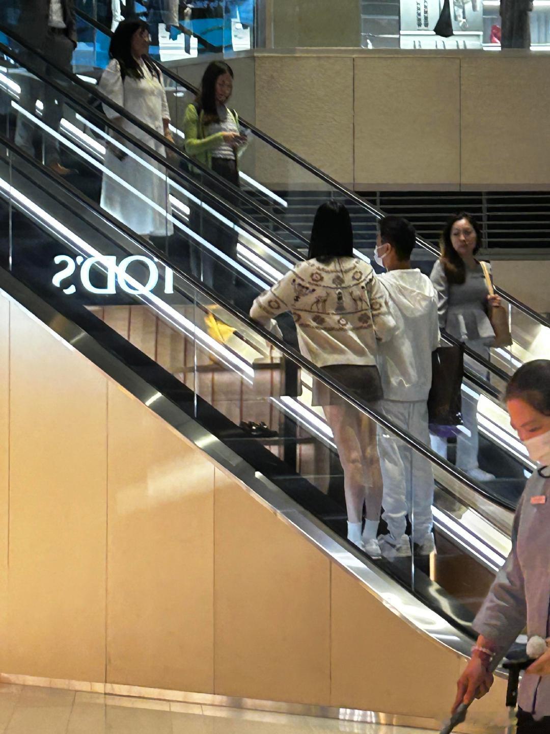 偶遇奚梦瑶何猷君挽手逛商场奚梦瑶何猷君挽手逛商场偶遇奚梦瑶何猷君挽手逛商场，不得