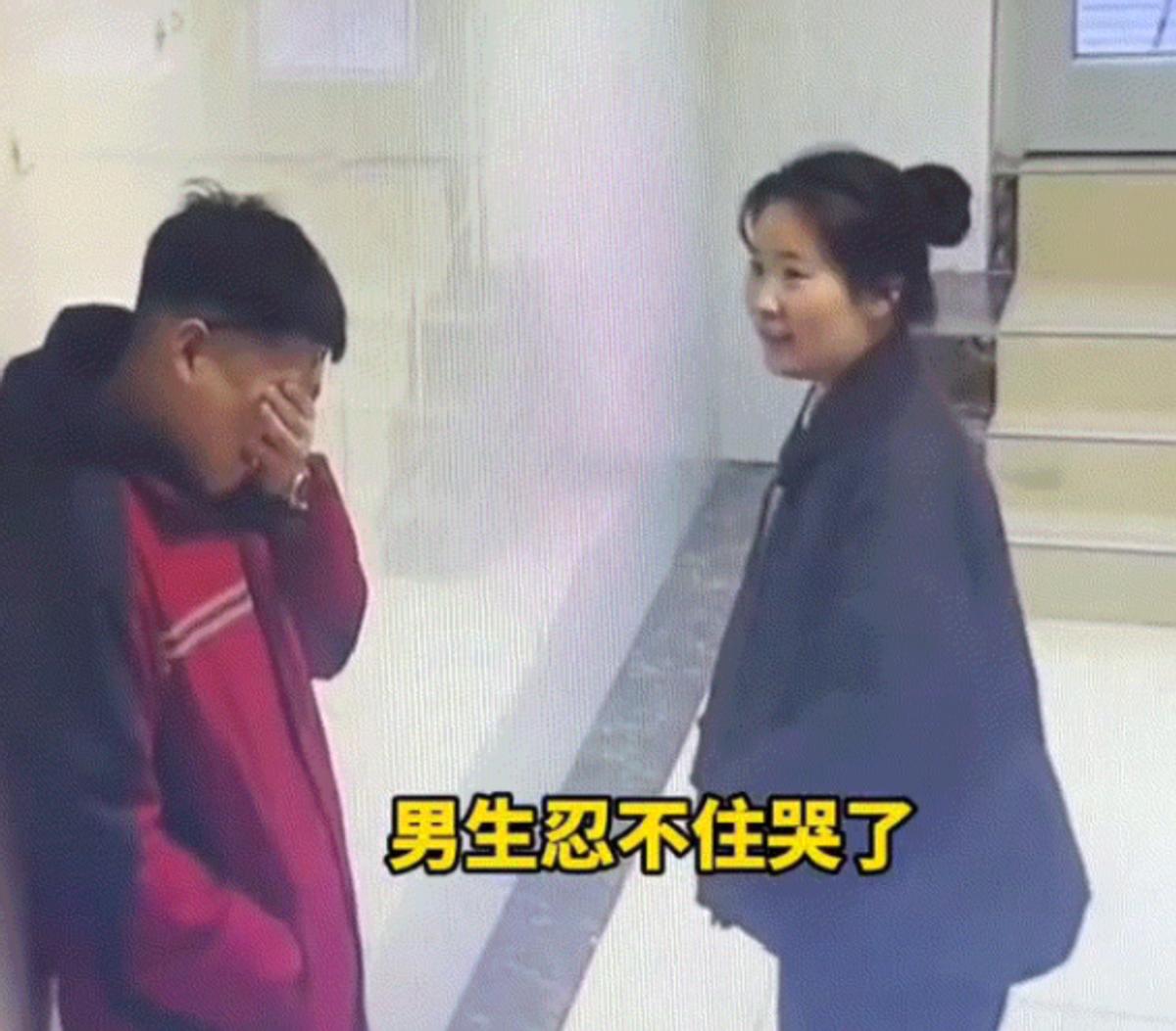 “好老师影响孩子一生！”河北，2024年11月一老师要离职了，男生去送她，可走着