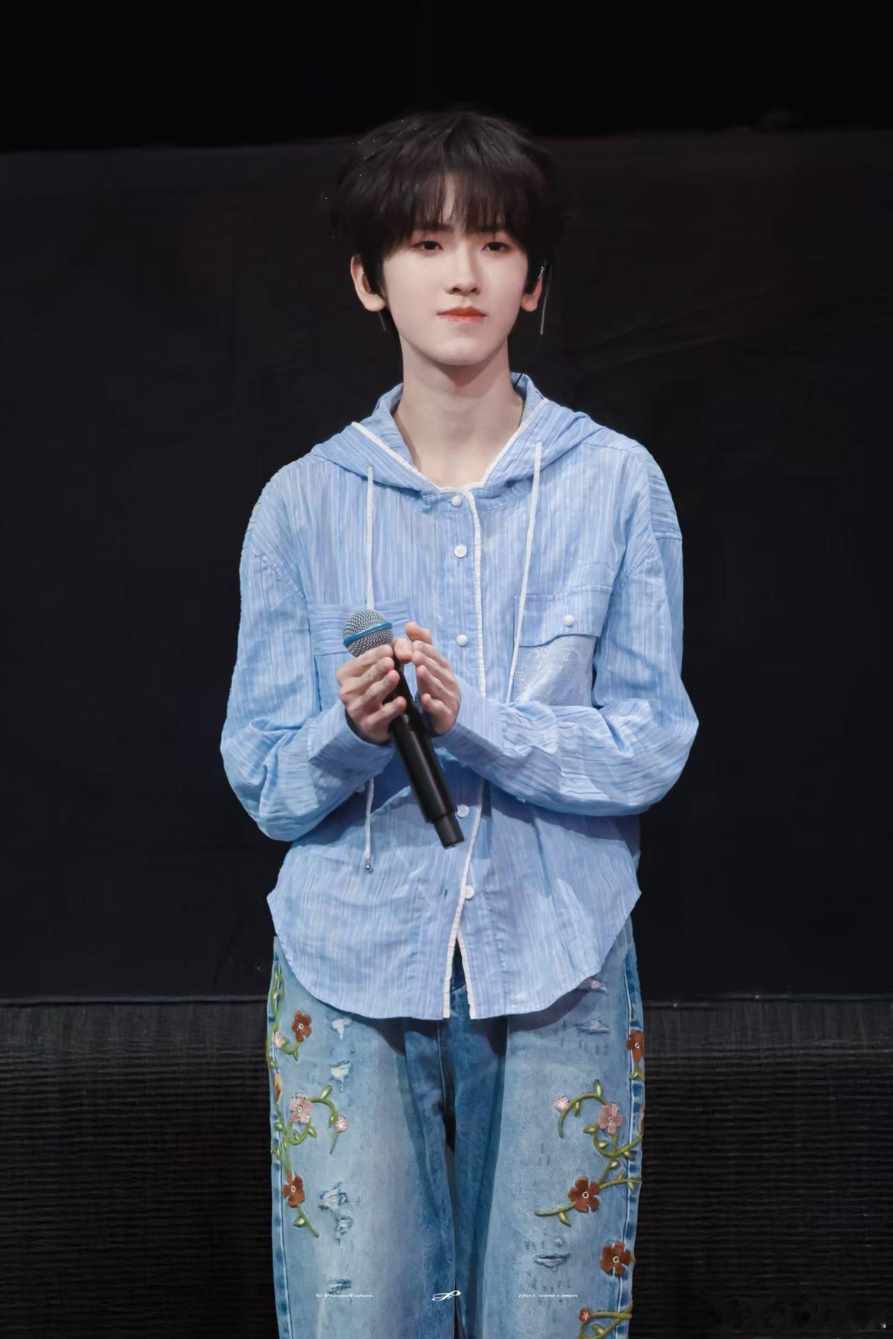 左奇函rap炸场来袭左奇函清爽少年气 舞台张力十足，rap输出稳定又炸场，自带少