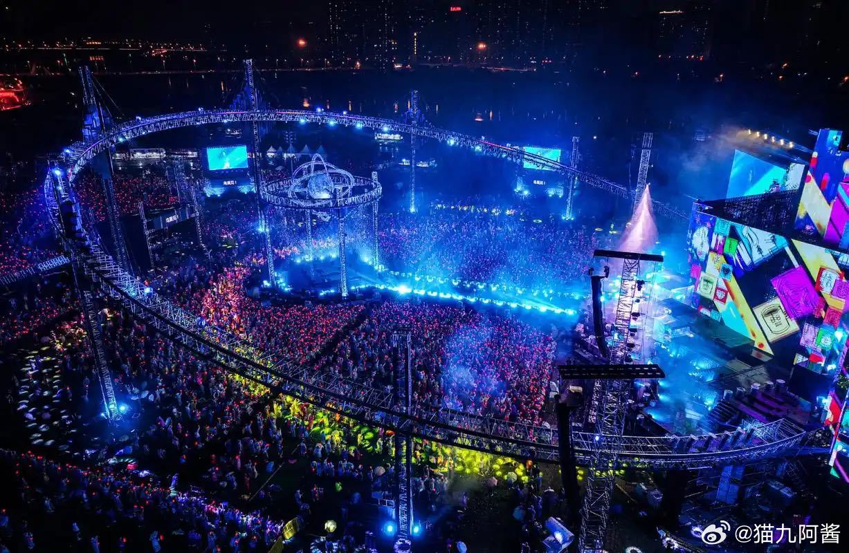 抽4个人去看演唱会！酒店+机票+演唱会门票全包！不要的可折现6000元！想干嘛干