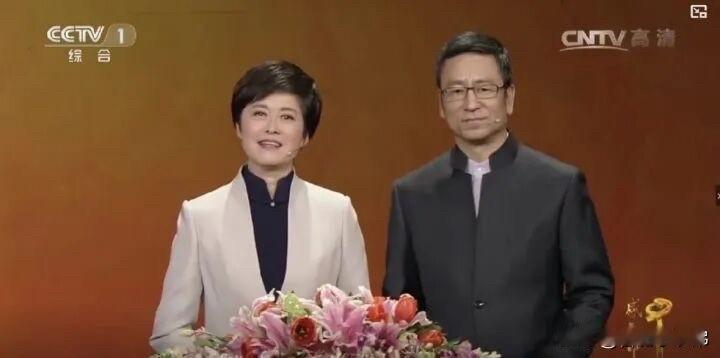 作为几代观众记忆里温和沉稳的央视主持人，她留下很多经典的新闻瞬间。
你印象最深的