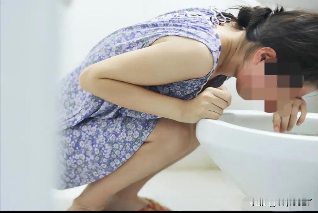 四川，14岁女孩与21岁男子网恋怀孕，求助男子未果后，也没有敢告诉父母。结果，怀