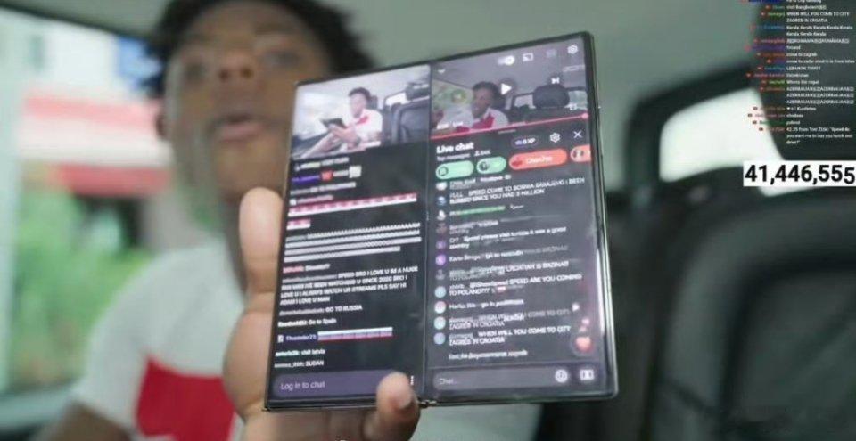 甲亢哥中国行买了华为的三折叠手机，回美国后依然在用。 ​​​