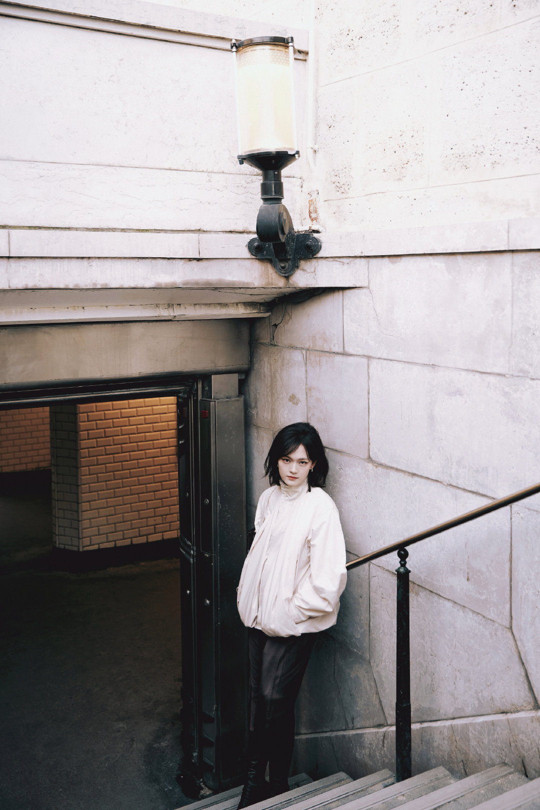 文淇又在地铁站出神图了   她与地铁站像一组灵魂拍档，总能碰撞出故事感大片。巴黎