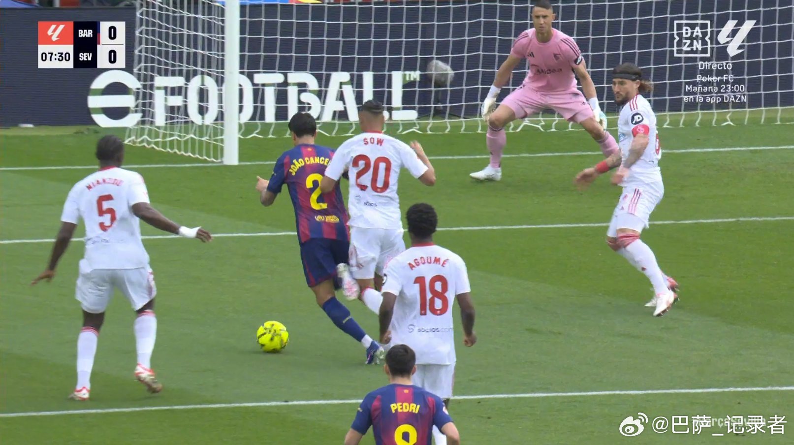 在巴塞罗那主场对塞维利亚的西甲联赛中，第8分钟，塞维利亚队员萨乌主动从背后切入防