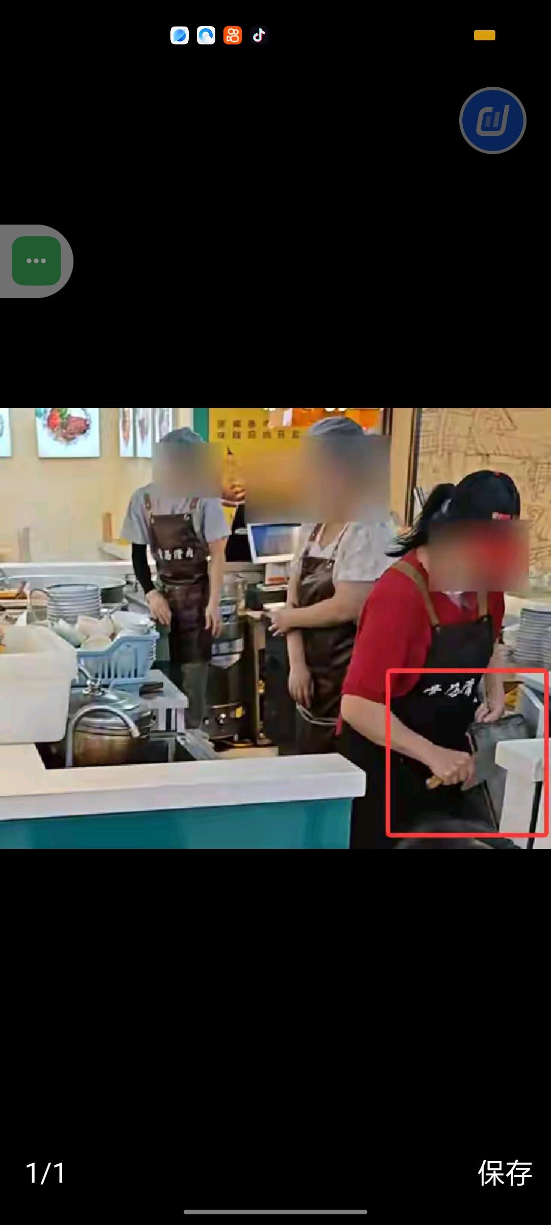 员工用菜刀刮拖把，涉事餐厅暂停营业——短短十几个字，看得人胃里一阵翻江倒海。本该