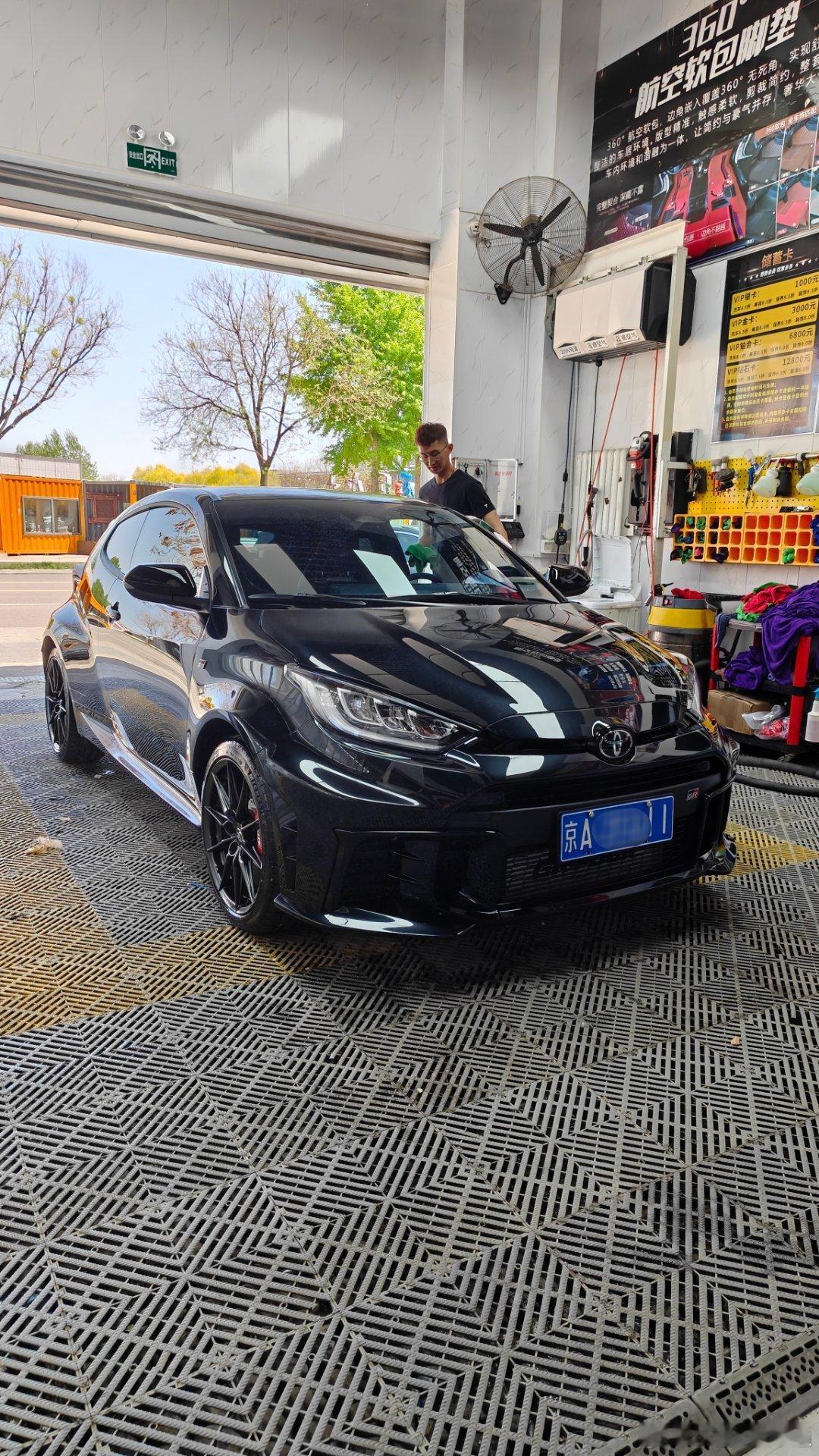 洗车碰到一台GR雅力士!有点小帅啊不过这车开到路上，你看得出来它值40万么