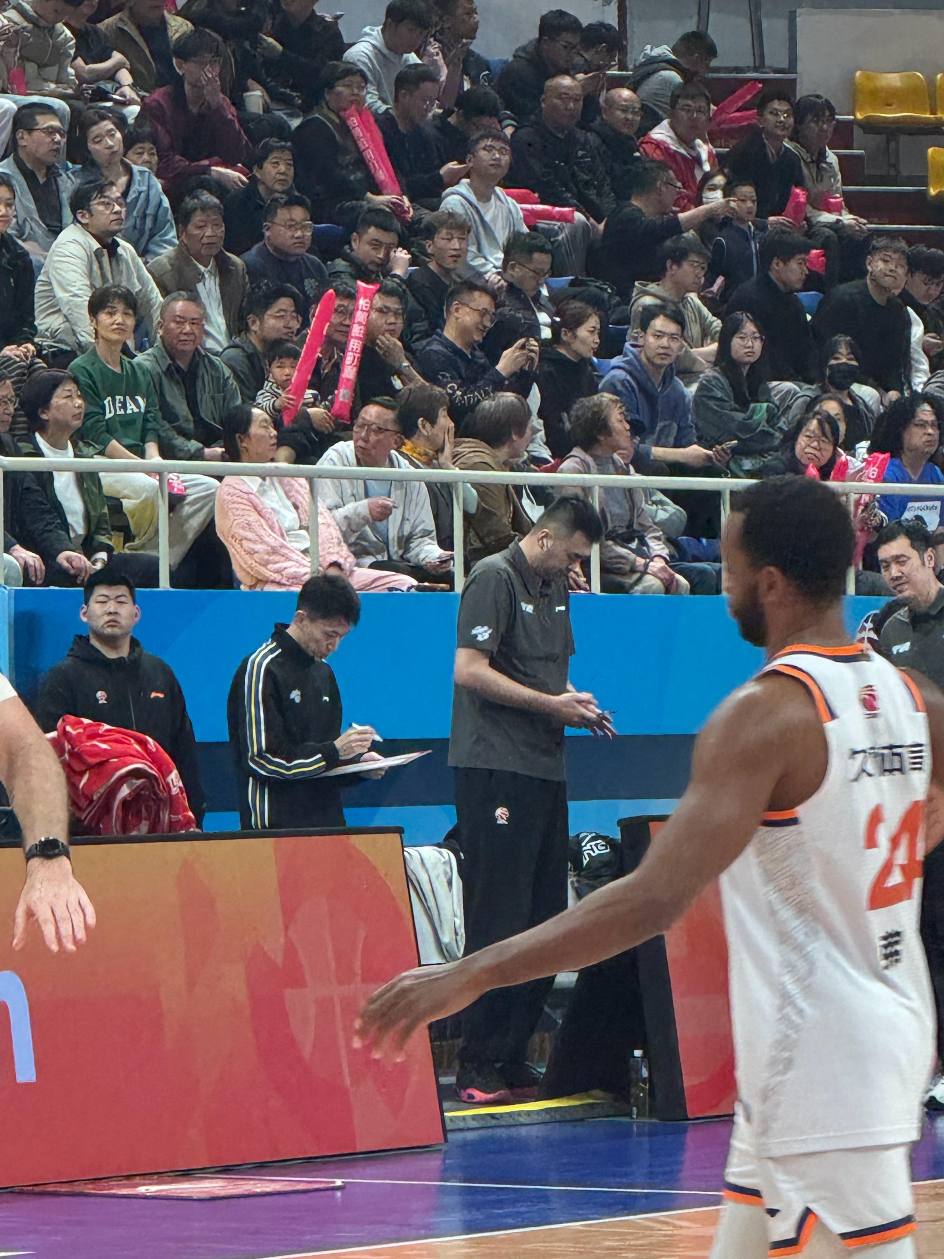 宁波队外教哈里斯累计技术犯规停赛，所以这场比赛球队的代理主帅是张兆旭+刘晓宇，而