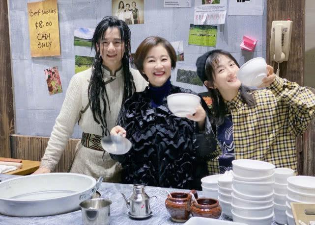 哈哈，乍一看以为是三位美女同框呢，细一瞧，原来是张杰、谢娜夫妇与林青霞的合照！画