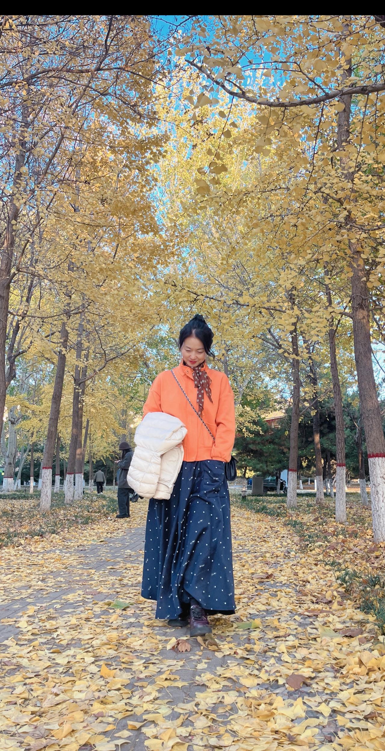 生活不是等待暴风雨过去，而是学会在雨中跳舞。