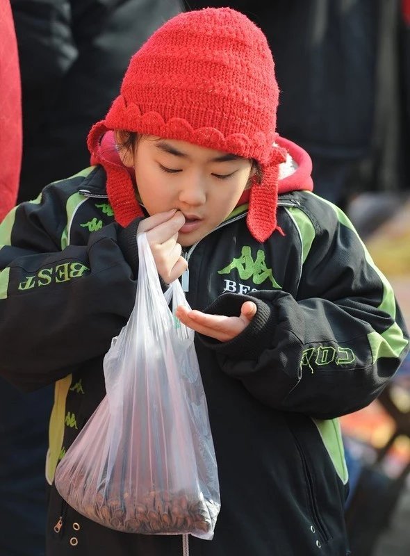 一把瓜子就是过年社交的硬通货过年没瓜子就像打游戏没外挂，总感觉缺点啥！亲戚唠嗑没