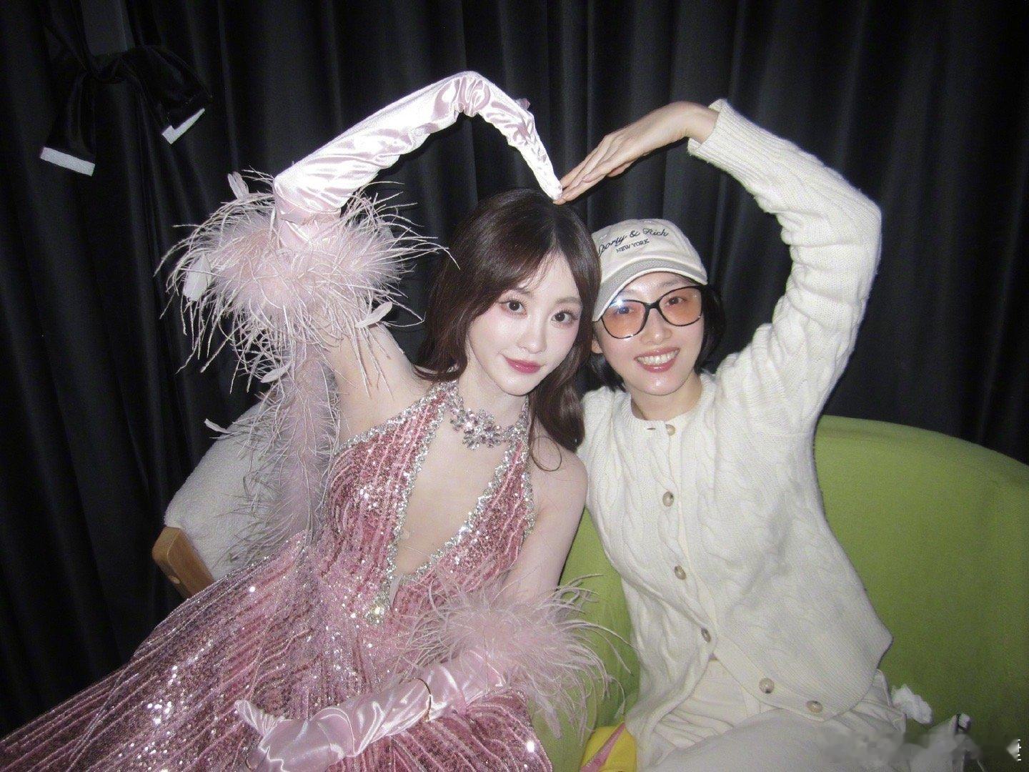 蒋梦婕发了祝绪丹的合照蒋梦婕晒和祝绪丹合照 救命！这口“蒋丹”糖来得又甜又及时！