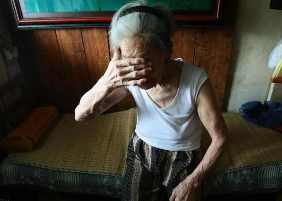 56岁大姐查出患鼻咽癌，痛哭流涕，医生斥责：半年前耳朵就有提示

“怎么会这样？