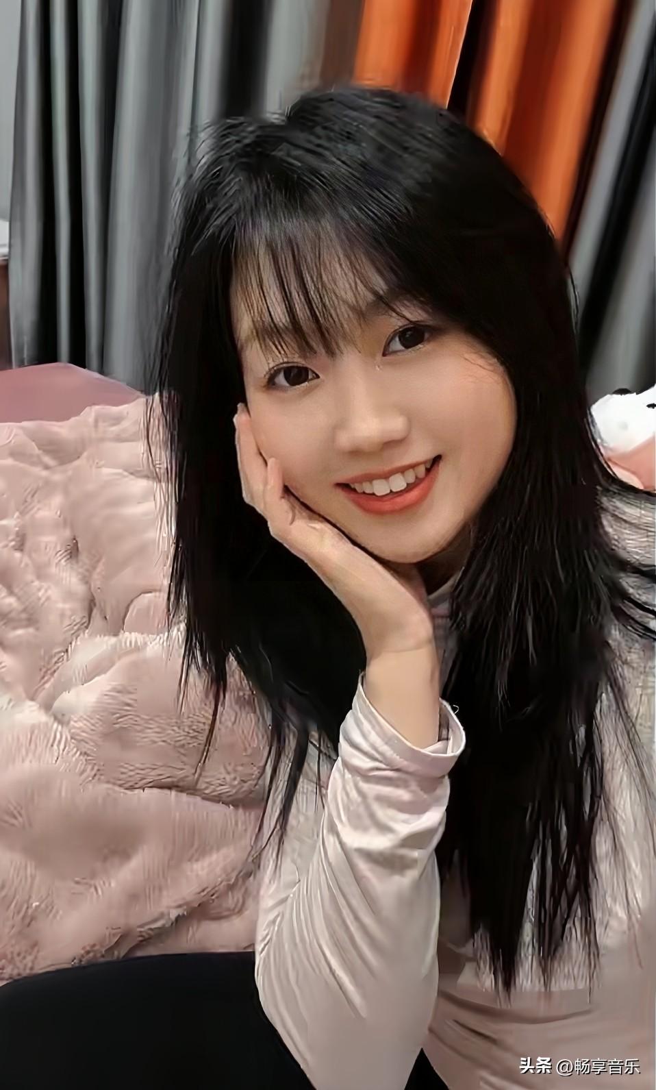 小姐姐笑得好甜，眉眼弯弯漾着光，满是藏不住的元气与灵动。元气满满的微笑 萌萌哒笑