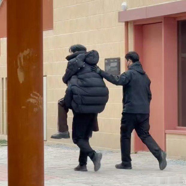 魏大勋像盘菜被端上来了周五晚高疯 谁懂！看到魏大勋被当菜端上来的那一瞬间，我直接