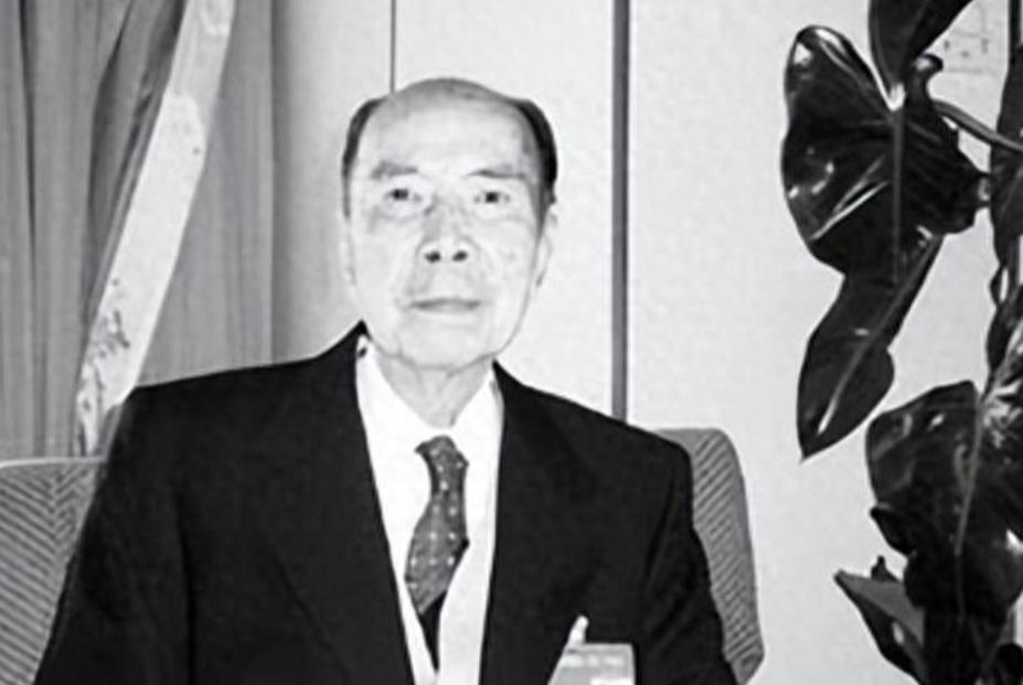 1973年夏天，北京饭店的一场订婚仪式吸引了众多目光——新娘是“红色资本家”荣毅