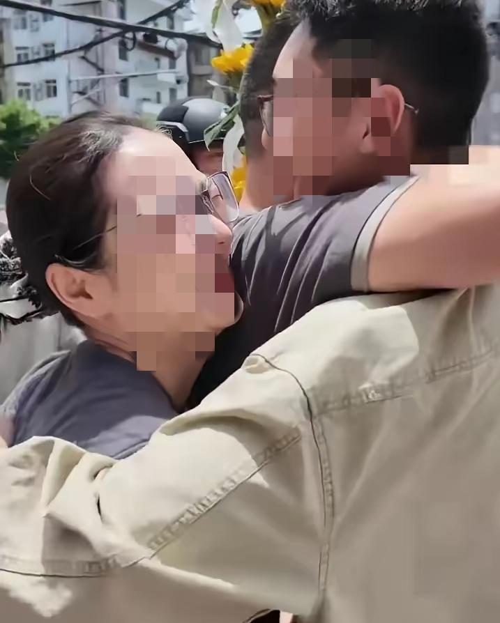 高考场外，哥哥掏出母亲遗照的那一刻，全网泪崩了！

6月9日，四川广元，考场外的