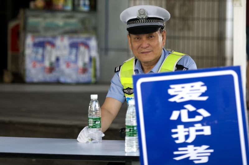 “被人民日报点赞了！”浙江一位民警在跨年夜站岗，对讲机突然传来呼叫，他以为是例行