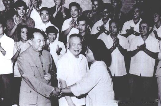 1973年，华国锋、李先念等党和国家领导人接见邢燕子。