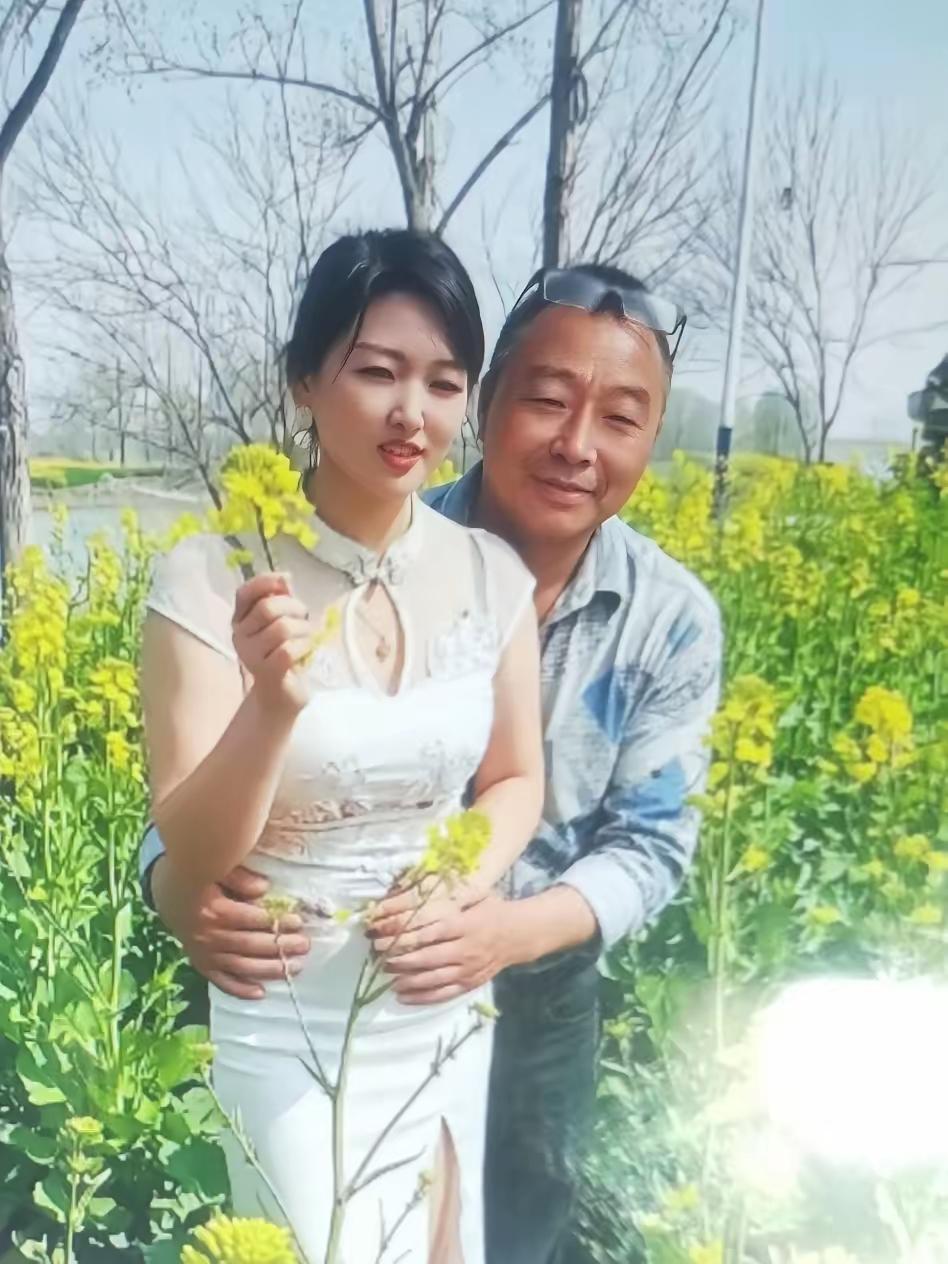 都要给这位美女当爸爸了，还提问什么配不配？
要谈夫妻配置男女需旗鼓相当，郎才女貌