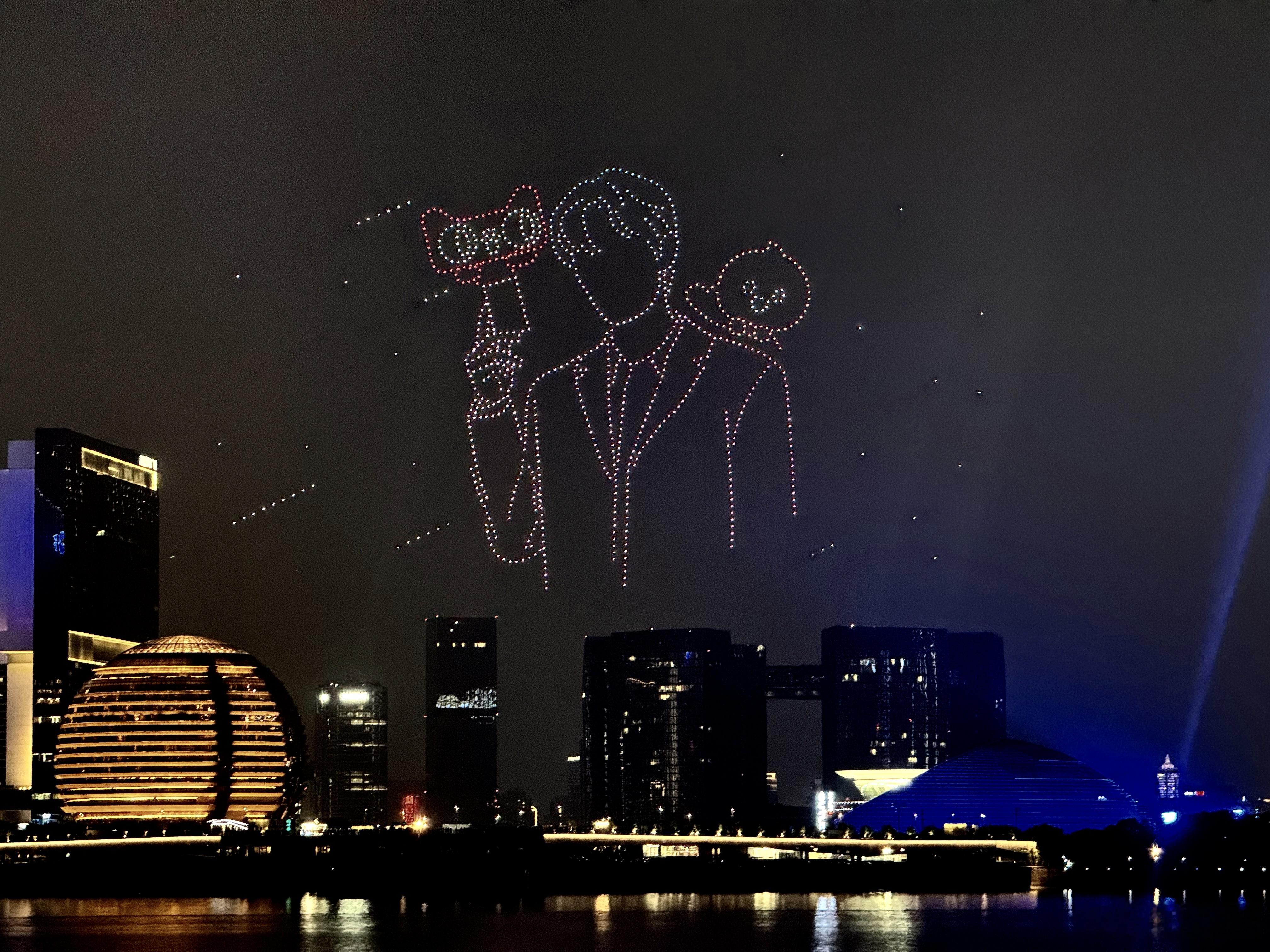易烊千玺天猫618星光大赏圆满打卡钱江无人机秀！夜空下的剪影画面直击心底，现场体
