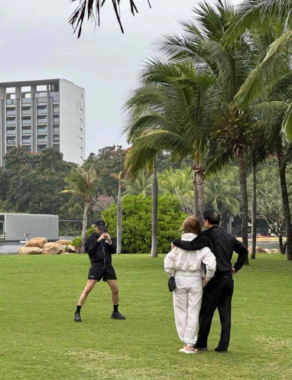 王嘉尔晒全家福，在爸爸妈妈身边永远都是幸福小孩[苦涩][苦涩] ​​​