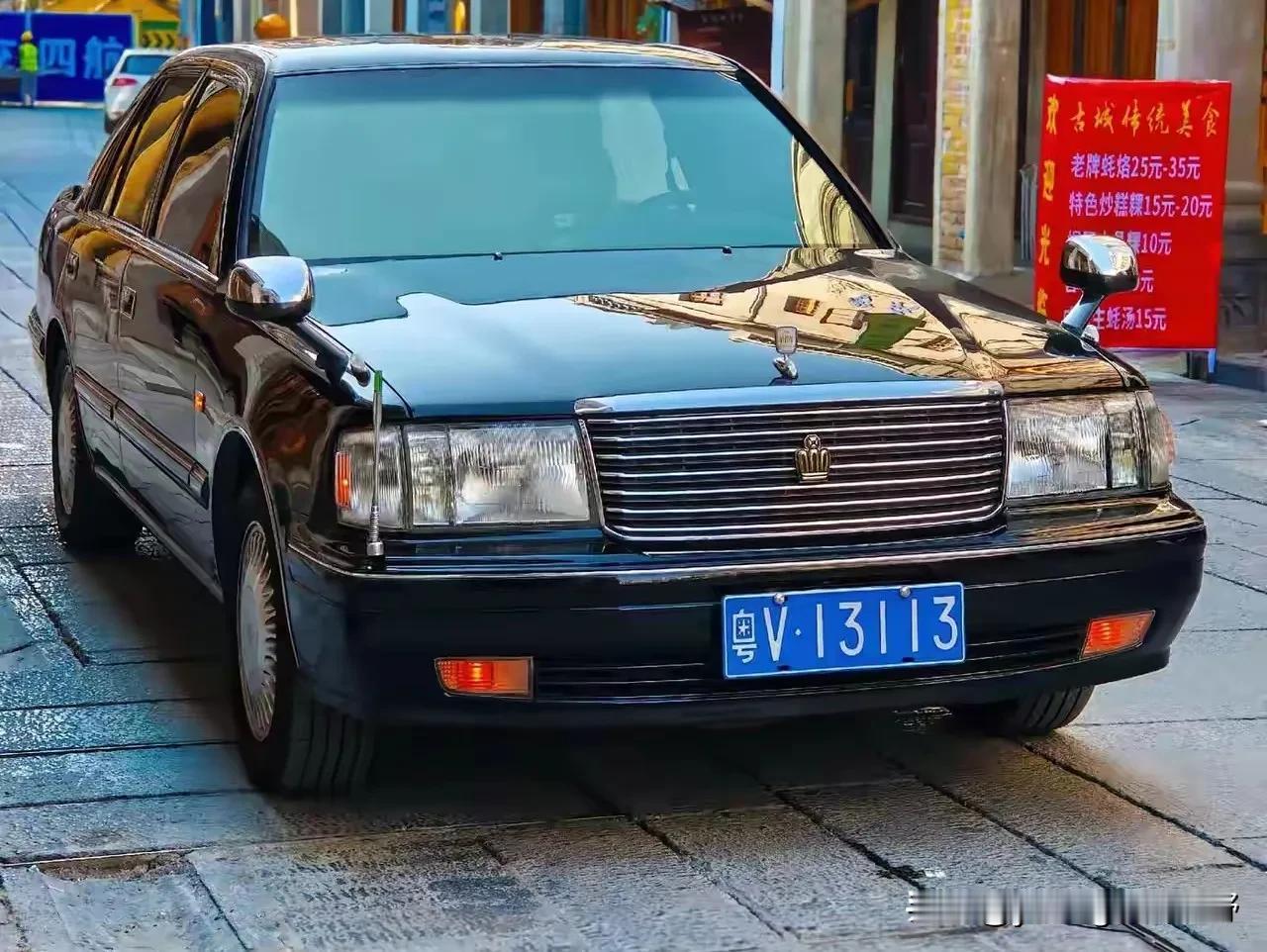 丰田皇冠155轿车，在80和90年代也是经典的豪华轿车车的代表。与轿车区一流线型