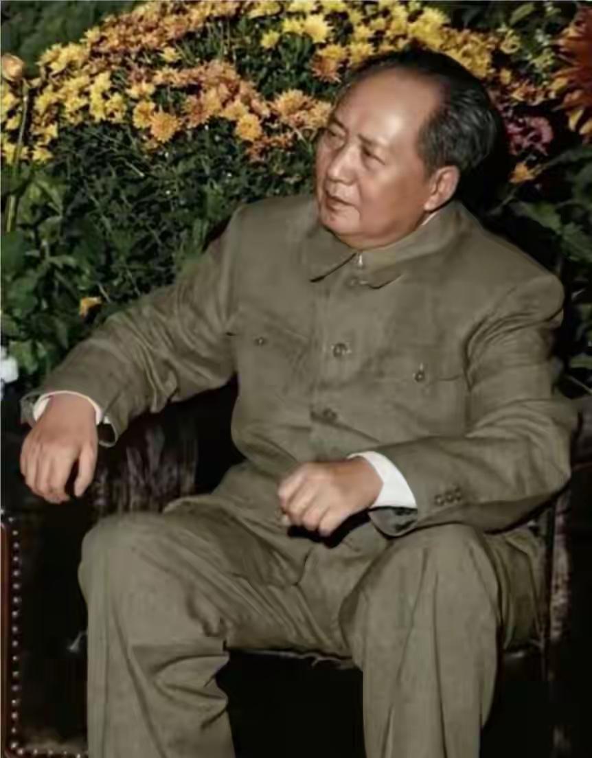 毛主席当年坚持让干部、知识分子下田进厂劳动，不是折腾人，是看透了最朴素的道理：