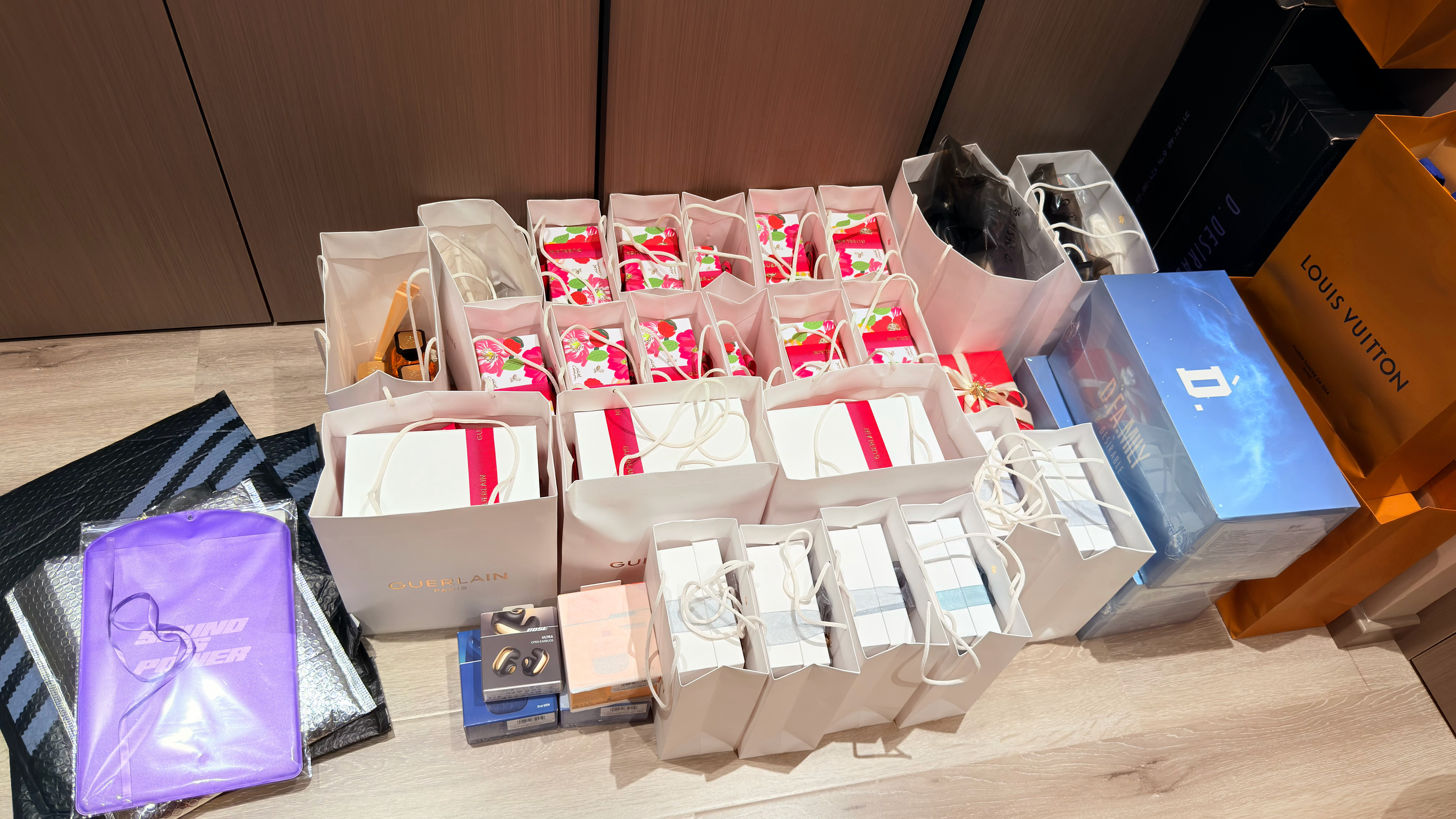 没拆的📦有点多了，大部分都是娇兰，还有bose和阿迪，当然还有棣热播给自己画个