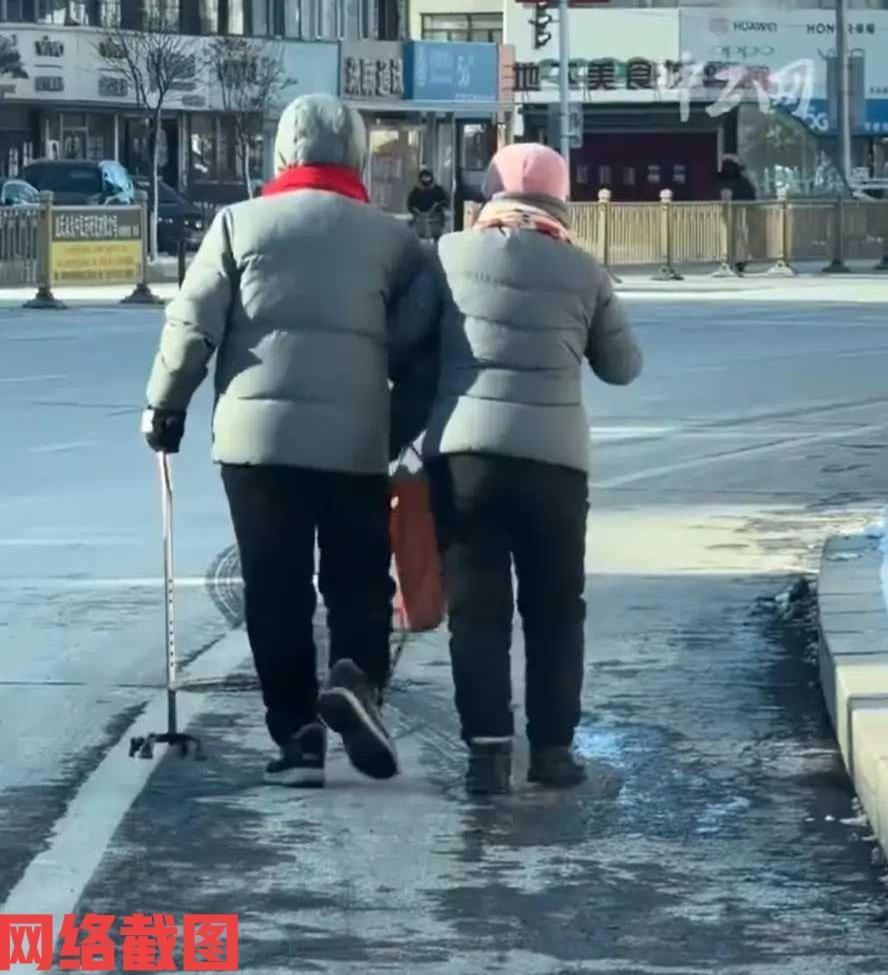 辽宁有女子街头看到令她感动的一幕，这一幕是温情的情意，涓涓流进人心的温度。

此