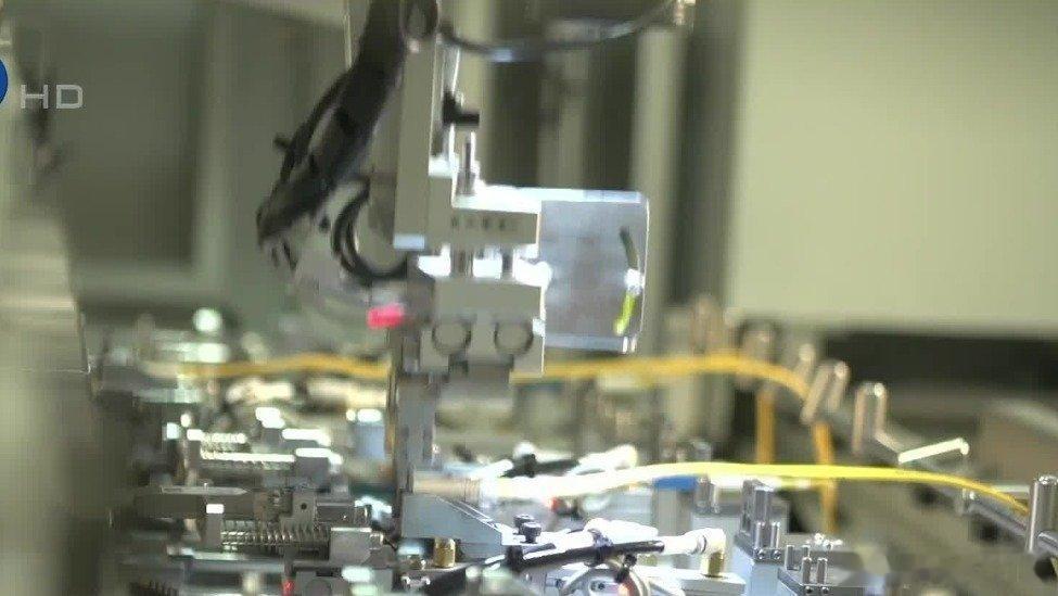 凤凰新闻【华为正式发表半导体领域“新定律”！】据凤凰卫视报道，5月25日，202