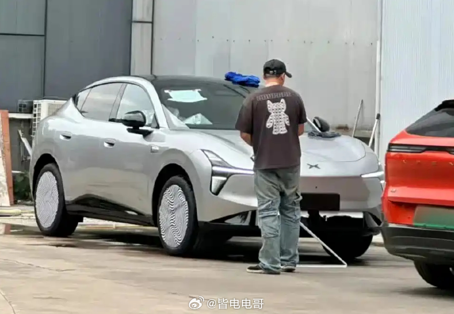 小鹏MONA SUV无伪装谍照来了，内部代号是D02，定位为紧凑型SUV，应该会