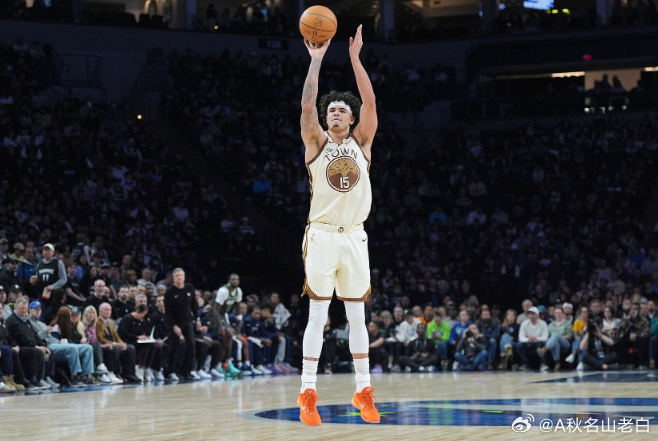 NBA常规赛，勇士97-104不敌雷霆。本场比赛，勇士球员桑托斯表现出色，拿到全