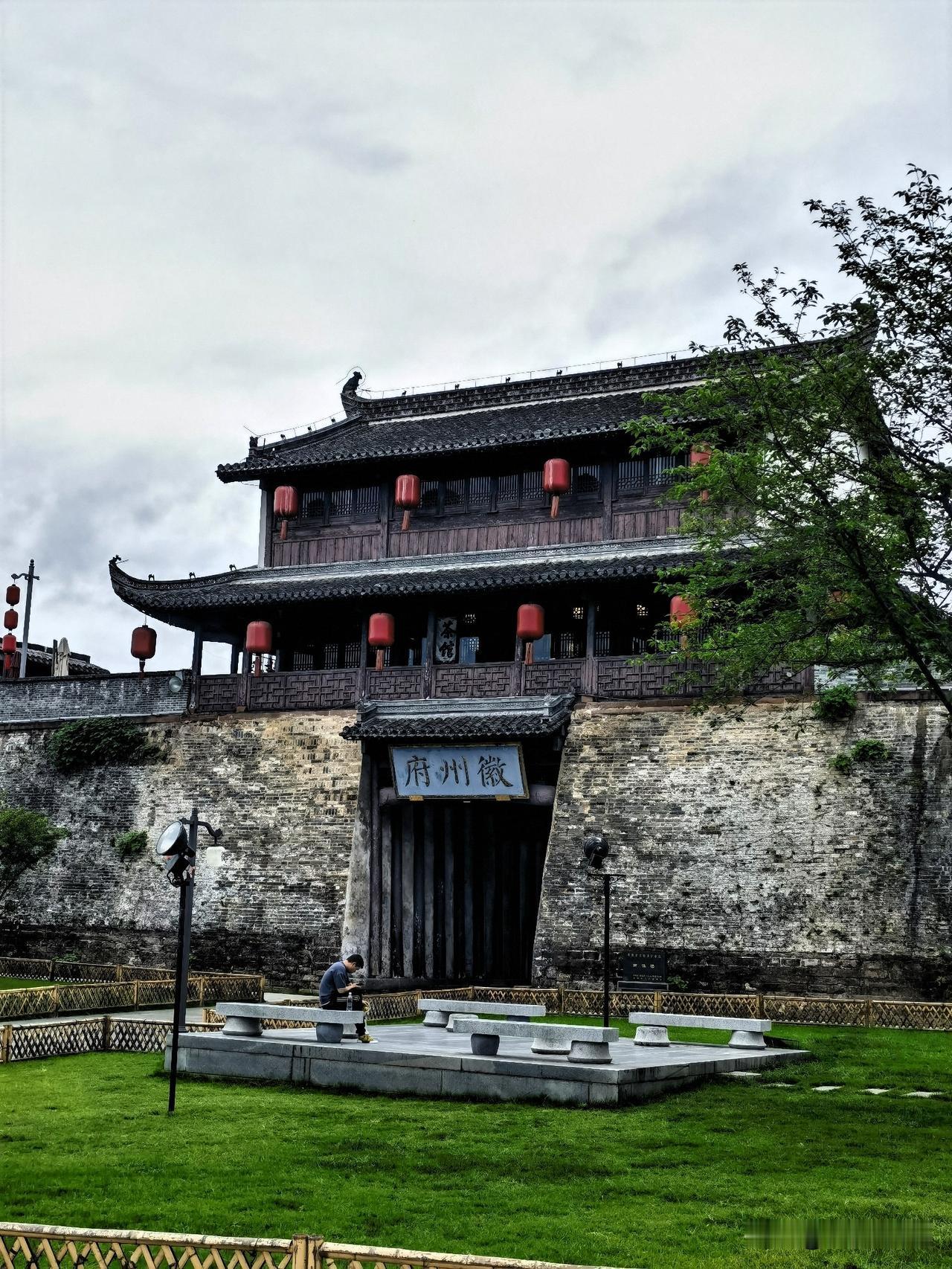 徽州古城的时光守望者——南谯楼与东谯楼

在徽州古城闲逛，最让人挪不开眼的，便是