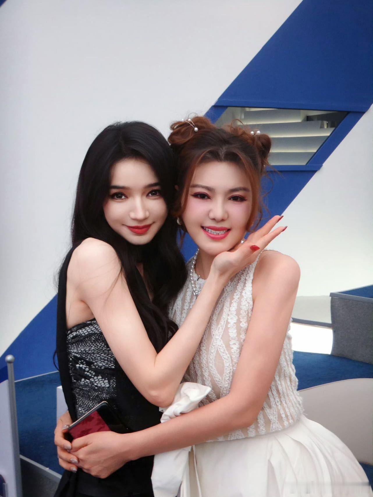 代斯把和何宣林合照放C位翻看代斯晒出的浪姐合照合集，代斯何宣林两个人一路携手乘风