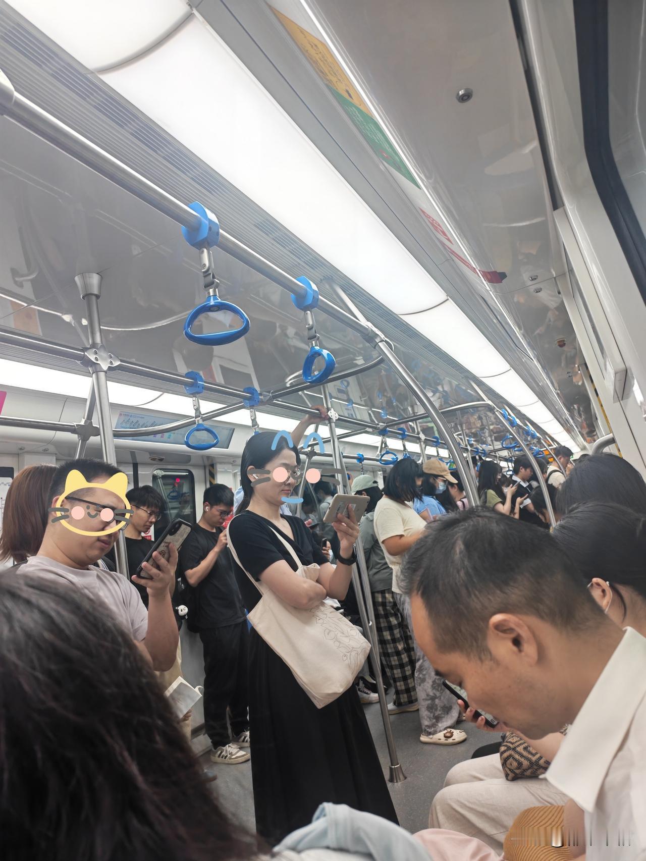 从他们偶尔亲热的程度看，他们应该是一对夫妻。女人的肚子微微隆起，我也说不上来有几