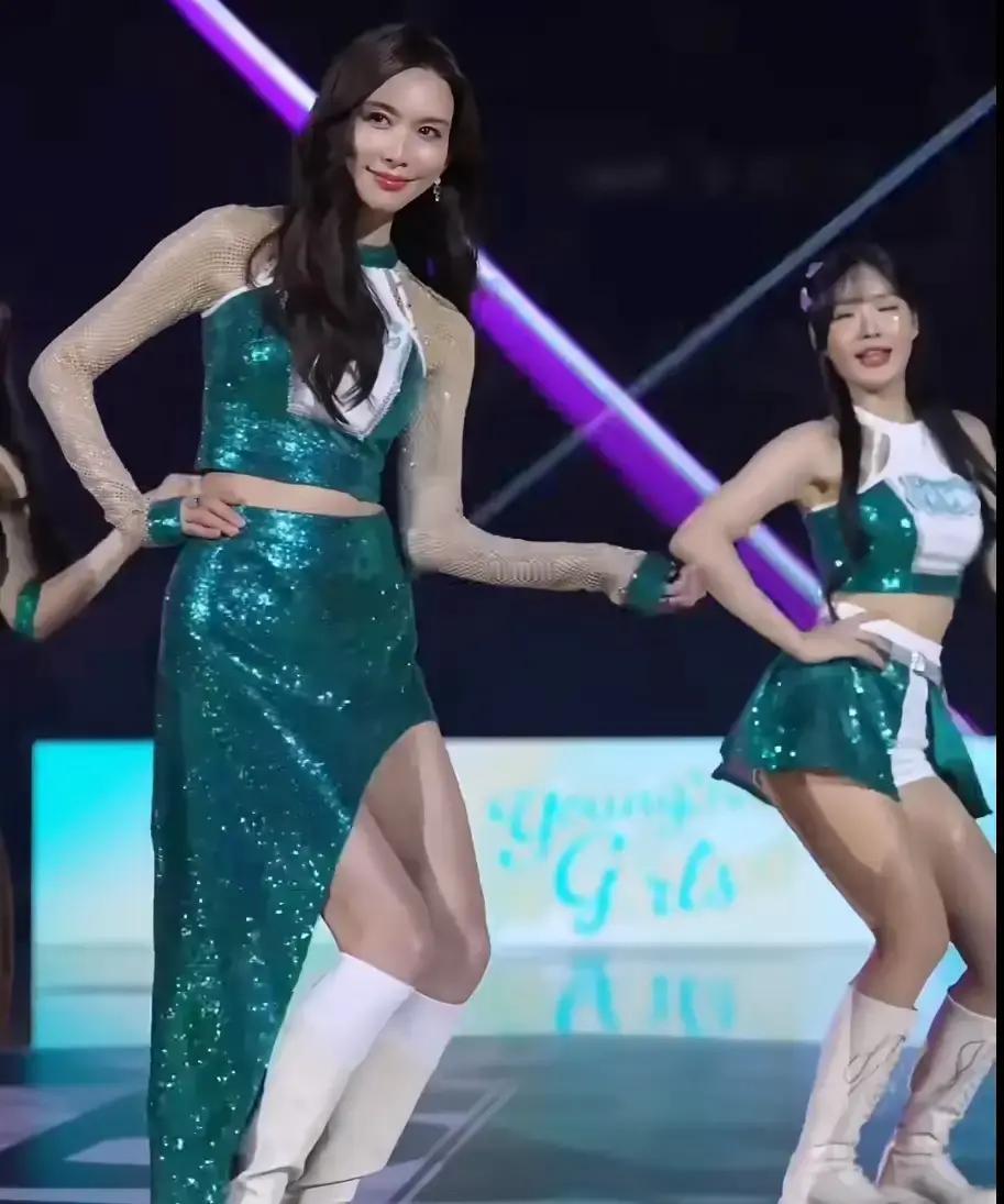 长袖遮不住51岁身材
 
她跳啦啦队，镜头拉近，长袖网衣把胳膊包得严丝合缝，远看