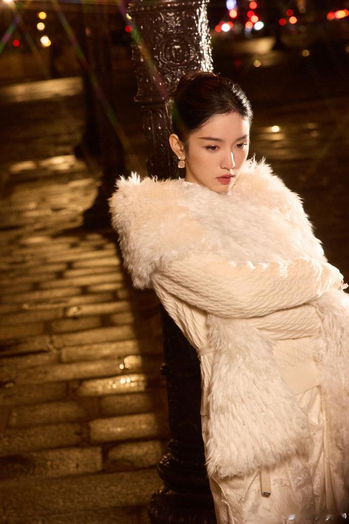 周也 内娱免检大光明 大光明造型下的周也，清冷大气的气质被拿捏得恰到好处，独特的