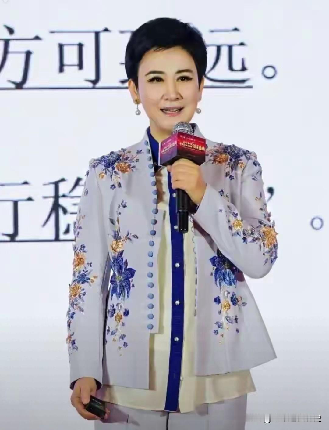 有着“电力一姐”之称的李小琳，今年已是65岁高龄，可她如今呈现出的状态实在让人惊