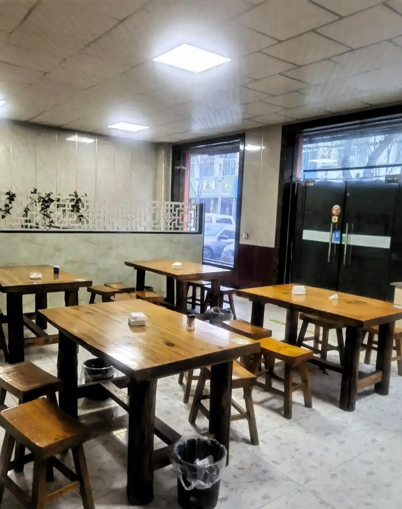 山东济南，一个大二女生在一家面馆干了整整五十三天暑期工。结账那天，老板娘把工资转