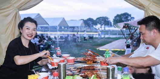 刷短视频老刷到极狐T1交车的画面，一群人围着新车拍照，幸福感直接溢出屏幕。看下来