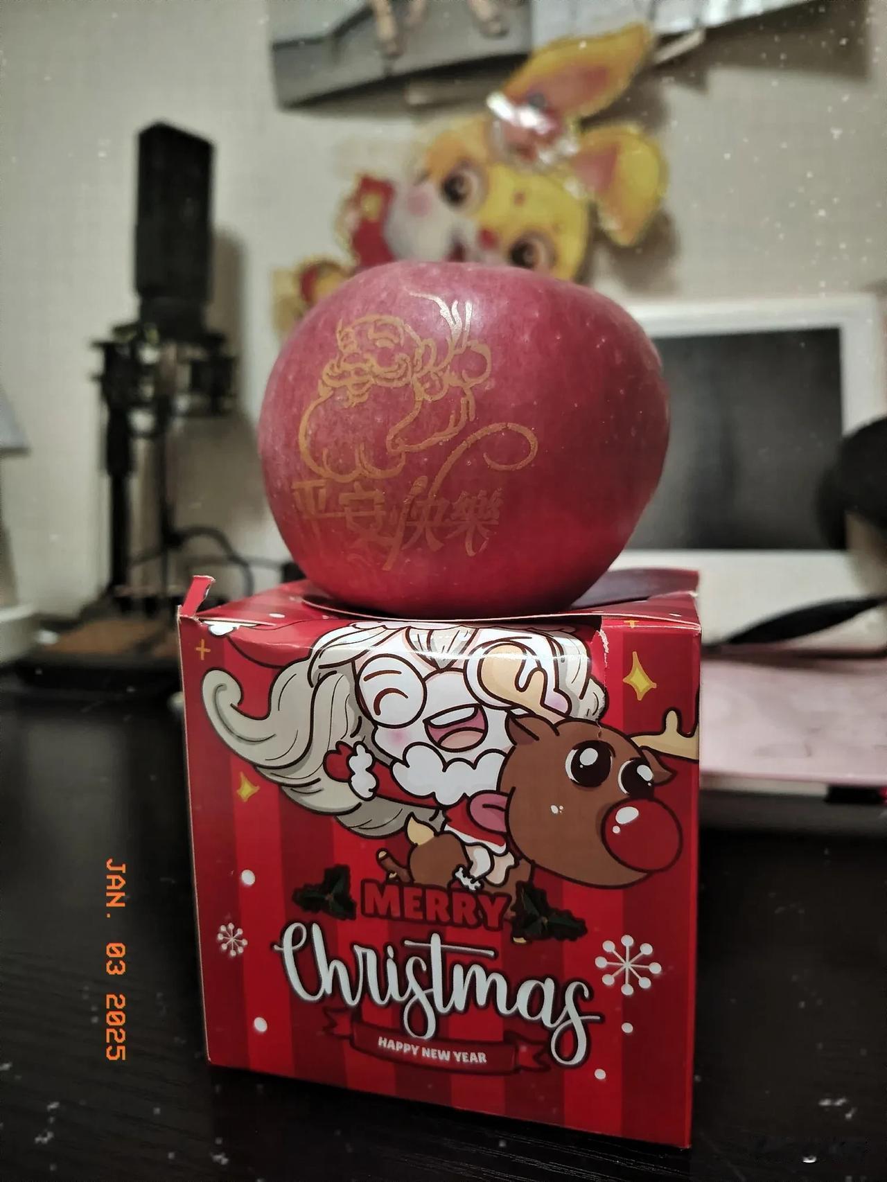 第一张图片。是平平安安。是我自己做的。
第二张图片是我工作台。
第三张图片是圣诞