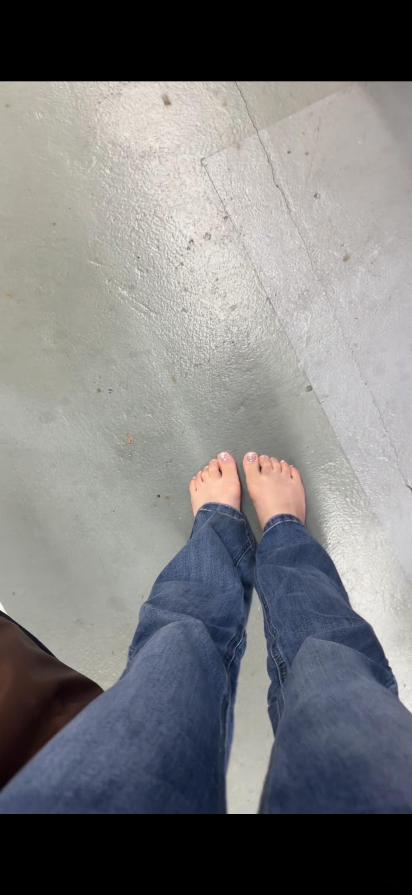 我真的是太蠢了 副驾脚下放了东西 我就直接双脚坐上去  下车发现鞋子不见了 你猜