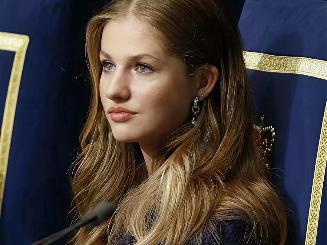 诺尔公主这气场，真不像19岁！
身为西班牙王室继承人，诺尔公主算是在聚光灯下长大