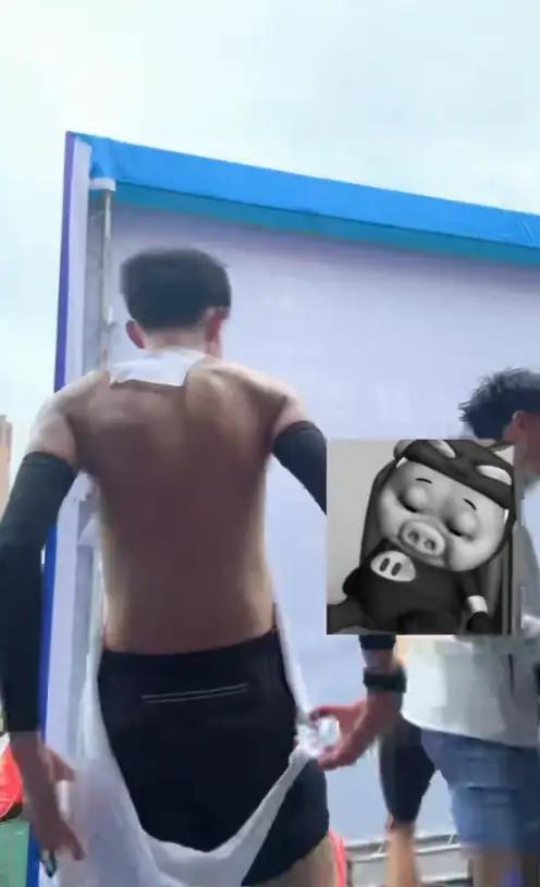 陕西男子称参加仁寿马拉松，开跑没5米衣服被撕破，全程21公里都露着背跑”，组委会