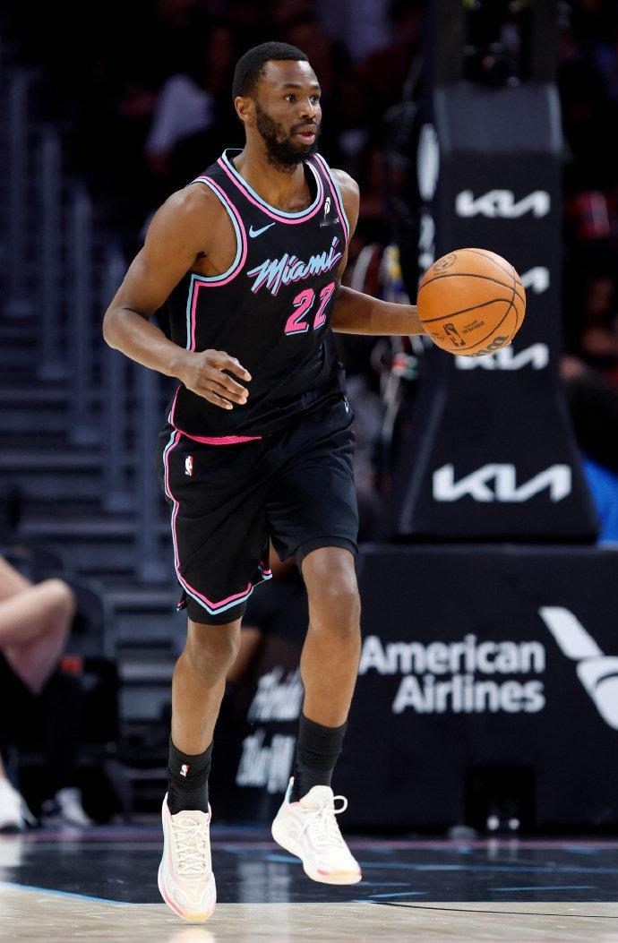 勇士有意维金斯 记者曝勇士对旧将维金斯表达兴趣，去年正是用他作为核心筹码换来巴特