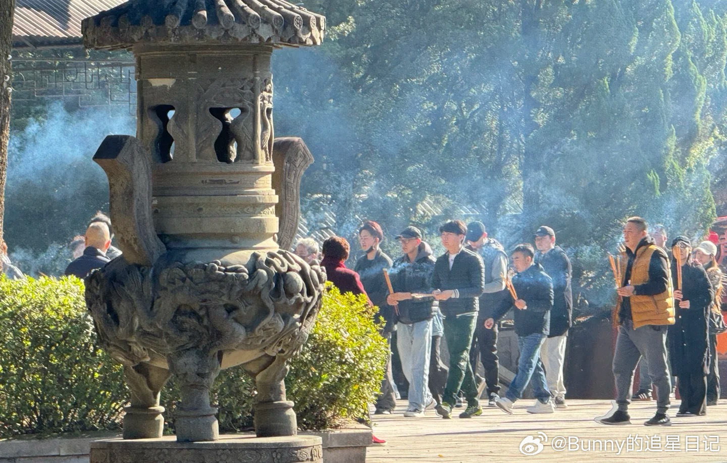 南部档案祈福 《南部档案》主创团队今天去祈福了，㊗️丁禹兮新剧开拍顺利！不要受伤
