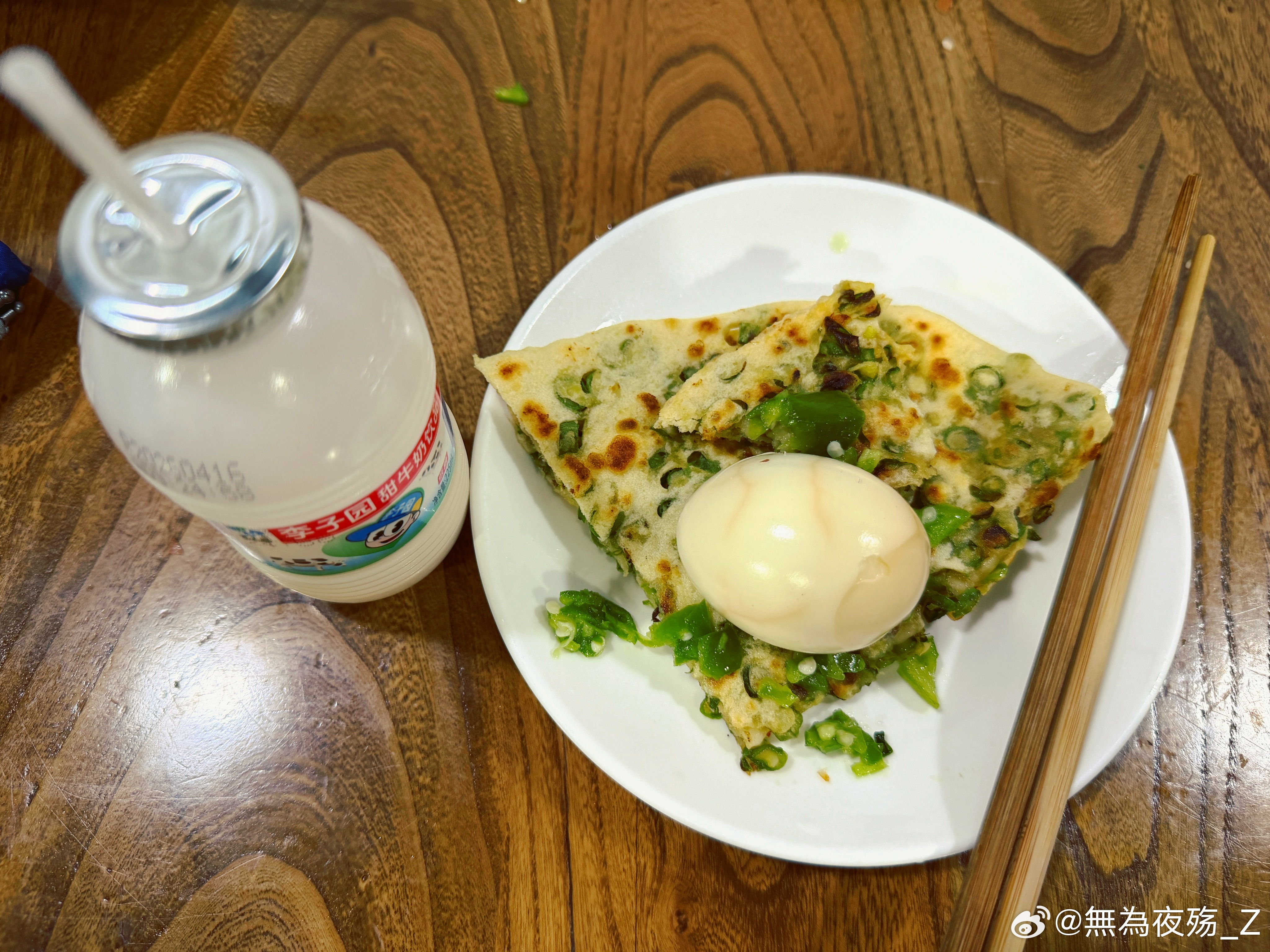 这雨从凌晨就开始下了，直到出门仍不见倦意，反而下得更急了些，打在伞面上噼啪作响，
